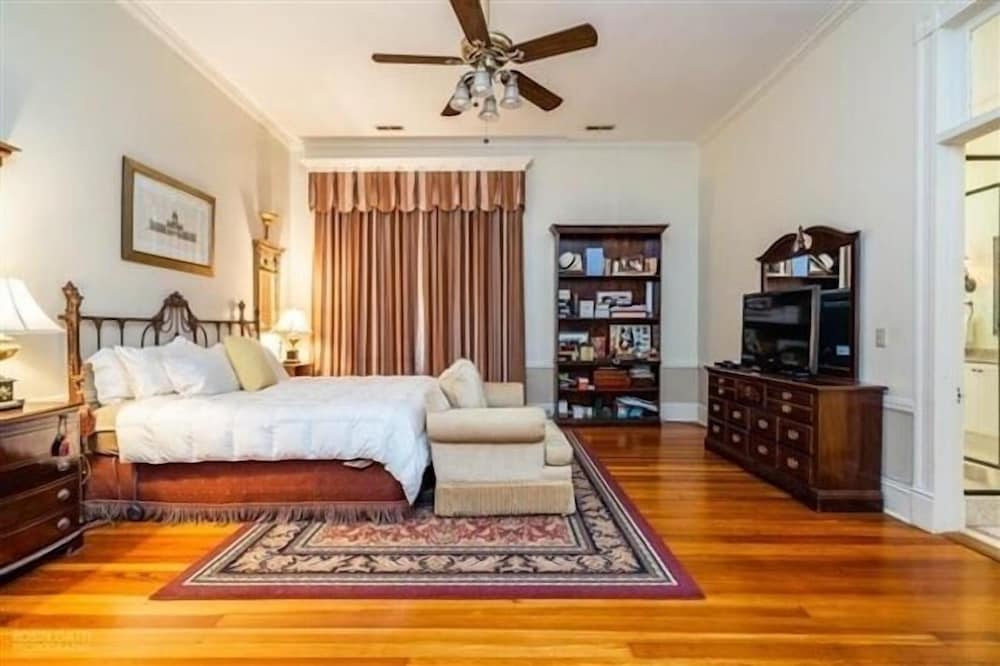 Room, 1 King Bed With Sofa Bed (Portico Master Suite With Spa Bath) photo 1