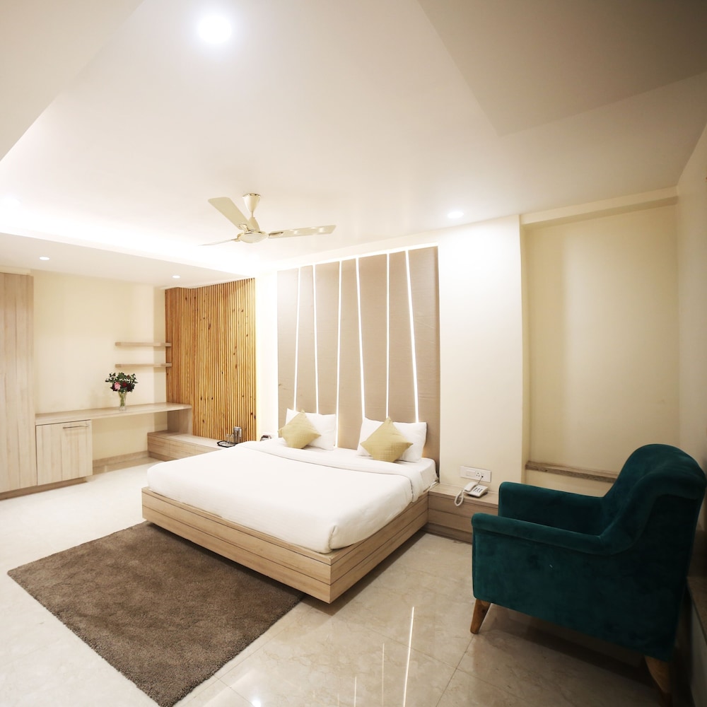 Royal Room - Photo 1