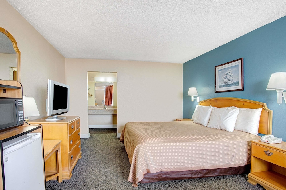 Room, 1 King Bed, Non Smoking (Second Floor, Bay View) photo 2