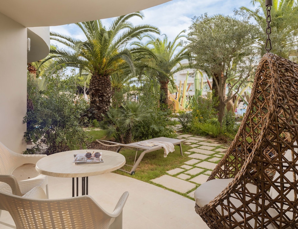 Habitación Familiar, Acceso a la Piscina (Premium | Jardín Privado)