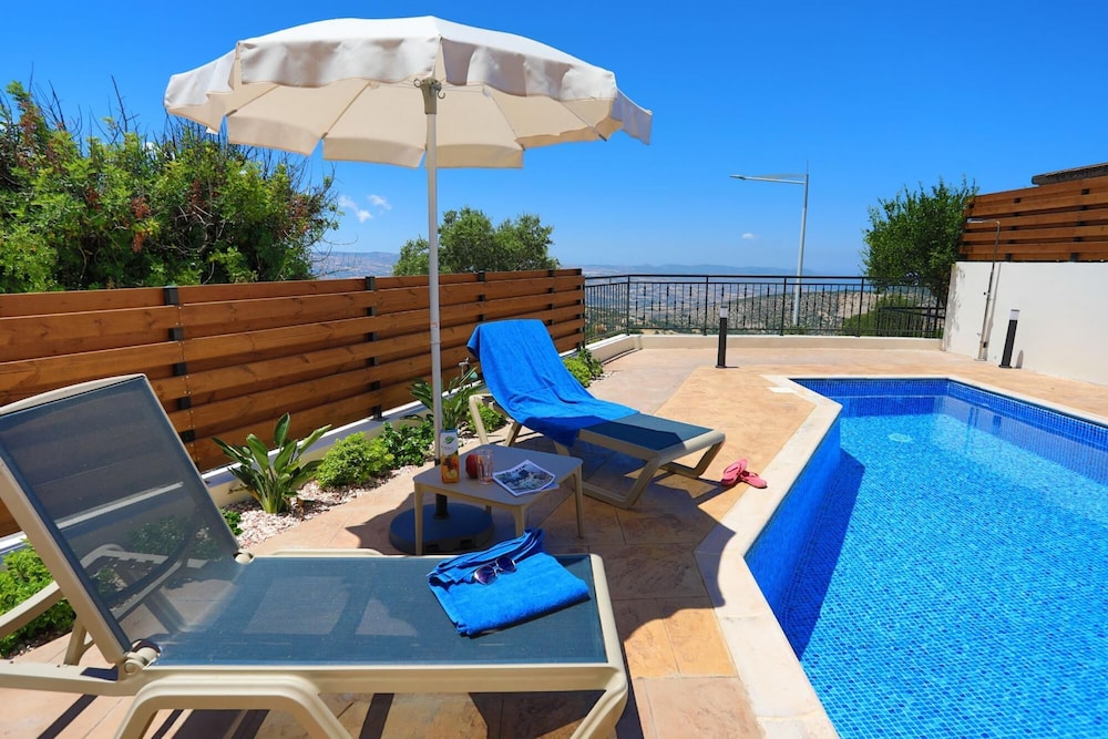 Villa, Smoking photo 3
