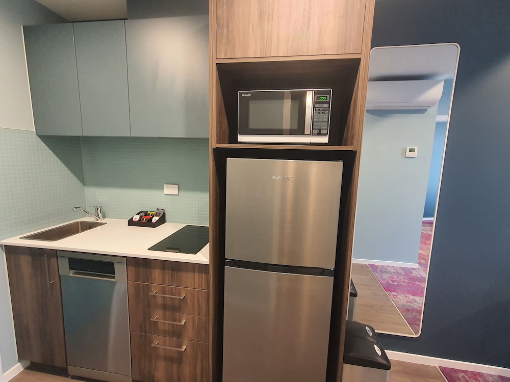 One Bedroom Apartment Queen thumbnail 5