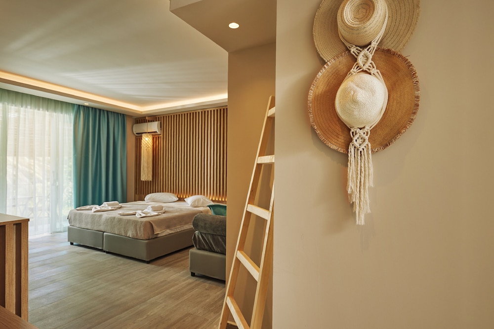 Junior Suite, Pool View - Photo 7