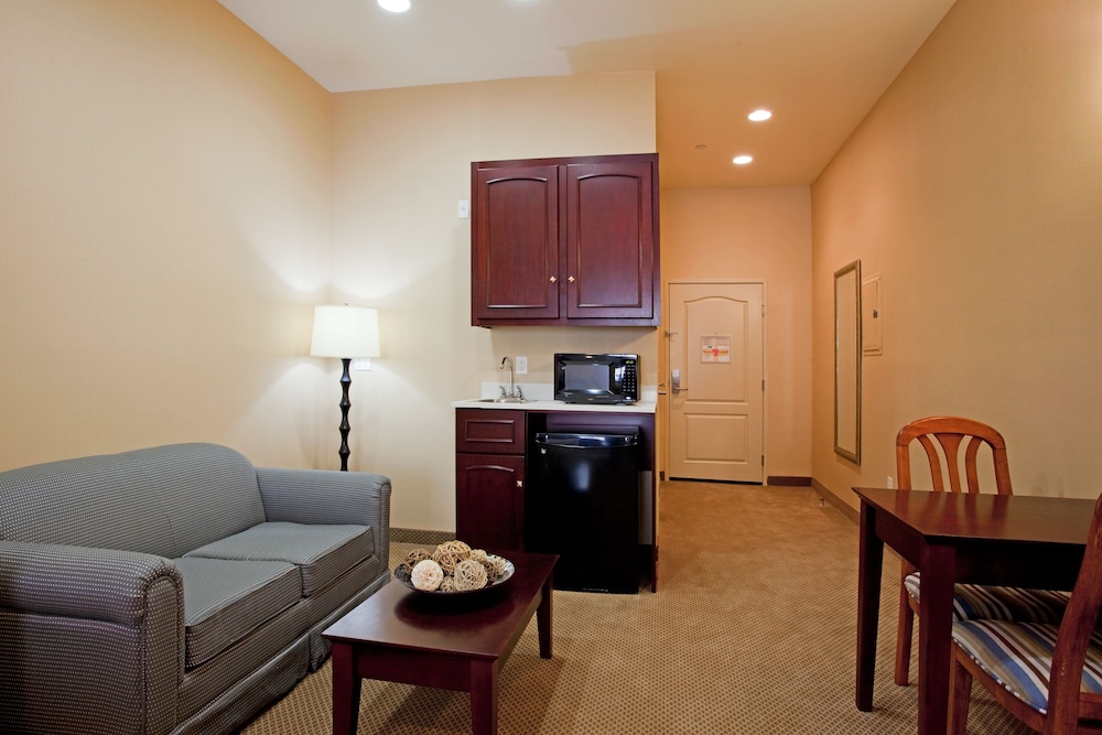 Suite, 2 Queen Beds - Photo 2