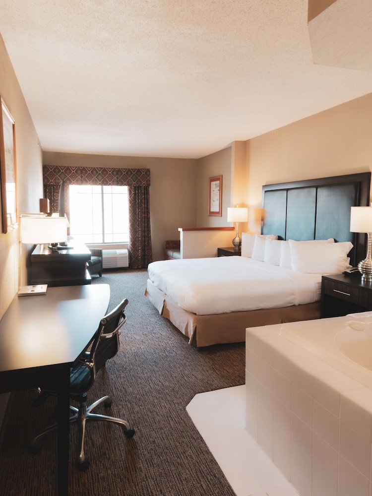 King Whirlpool Suite Accessible photo 1