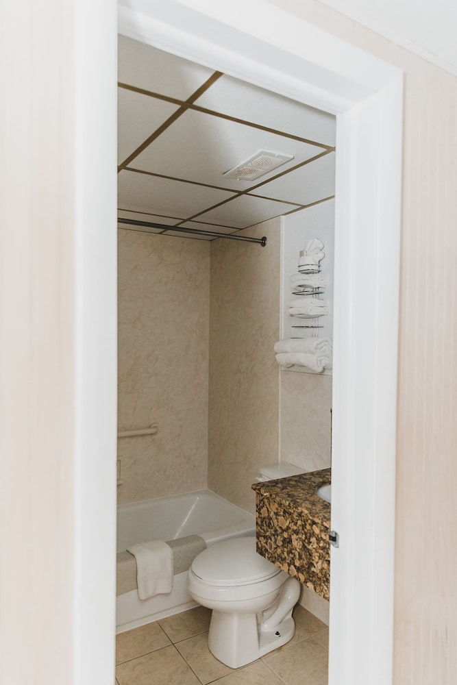 Basic Single Room, 2 Double Beds, Refrigerator & Microwave (Type H, Building 2 - Small Basic Unit) photo 3
