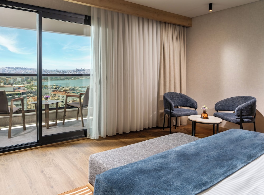 Deluxe Room with Queen Size Bed, Sea View - Photo 1