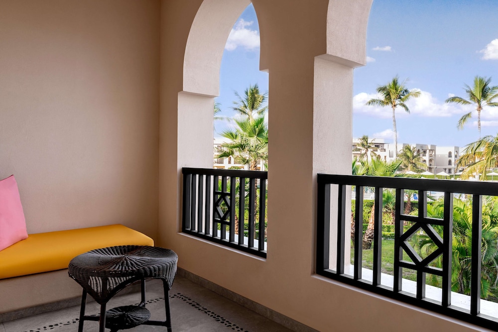 Spacious Family Garden Room - King Bed with Aqua Park Access photo 3