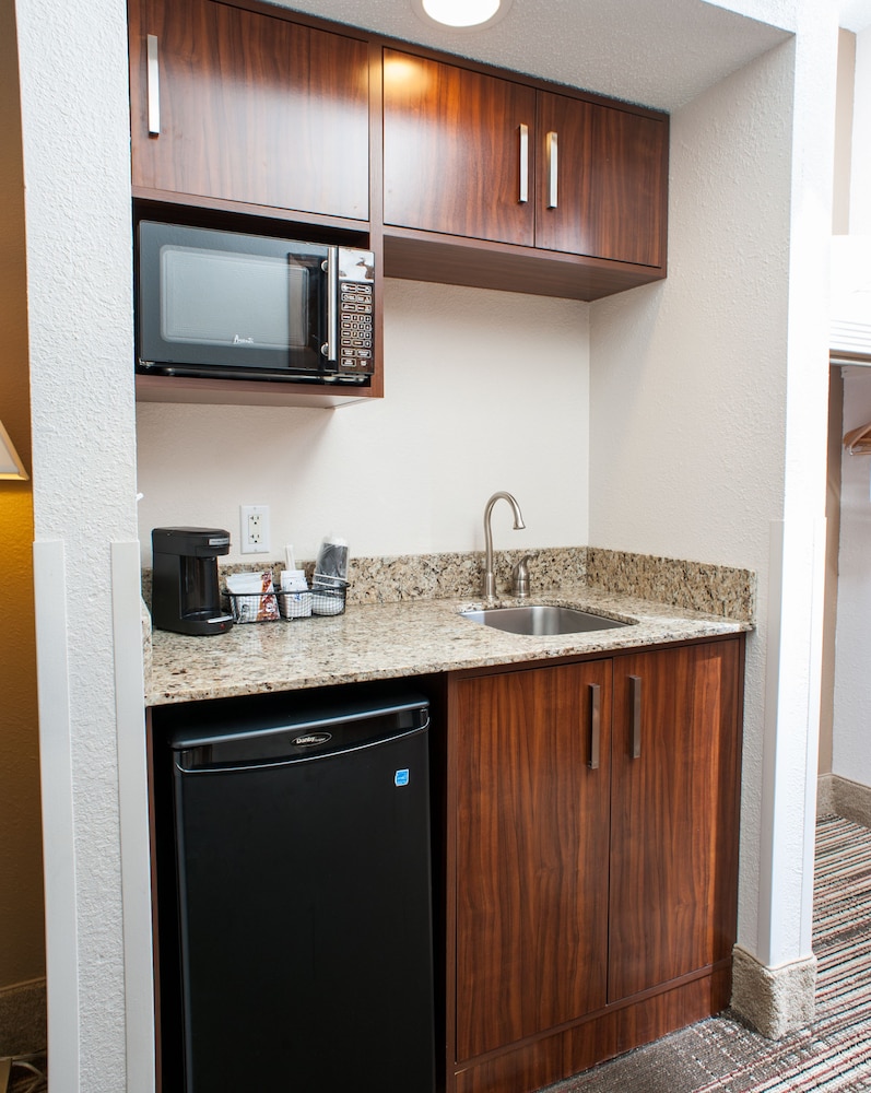 Family Room, 1 Bedroom - Photo 1