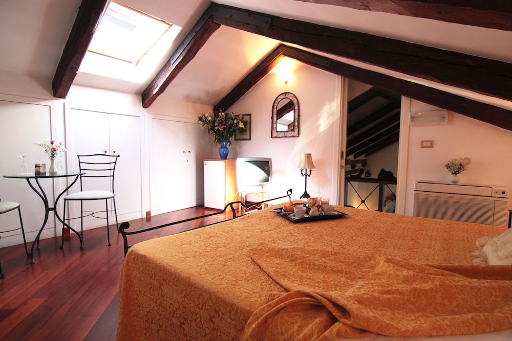 Suite, 1 King Bed, Hot Tub photo 2