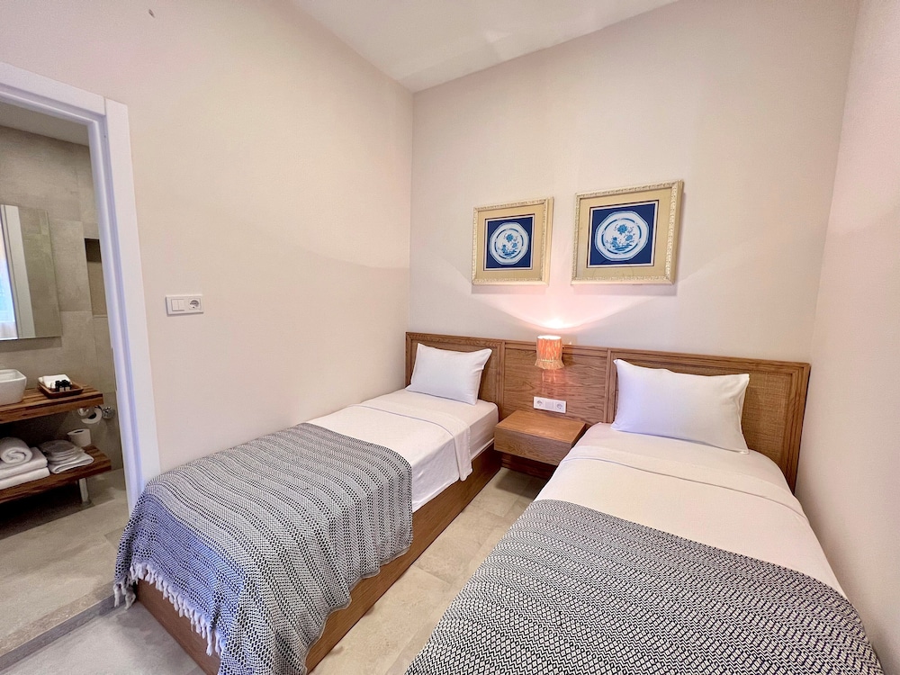 Exclusive Suite, 2 Bedrooms, Patio, Beachside photo 3