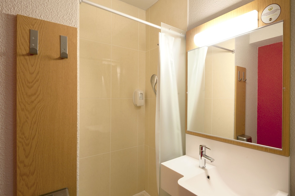 Standard Quadruple Room, Multiple Beds, Non Smoking photo 3