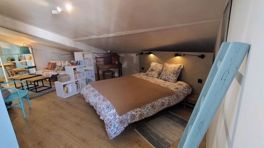 Superior Studio, 1 Queen Bed with Sofa bed, Non Smoking, Private Bathroom