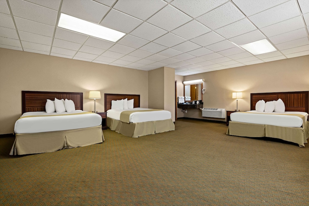 Suite, Multiple Beds, Non Smoking - Photo 1