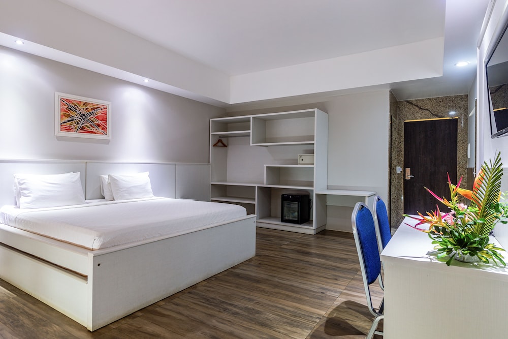 Suite (Master) - Photo 1