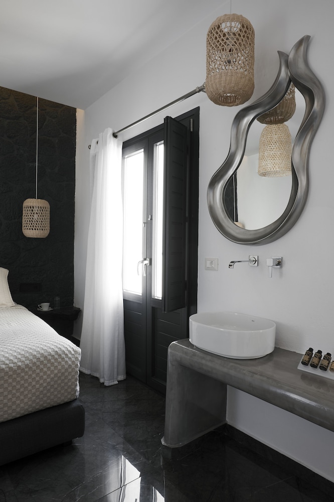 Elegant Suite with outdoor heated private Jacuzzi - Photo 33