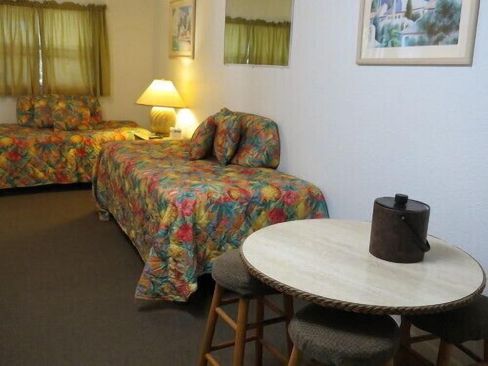Room (4 twin beds) photo 1