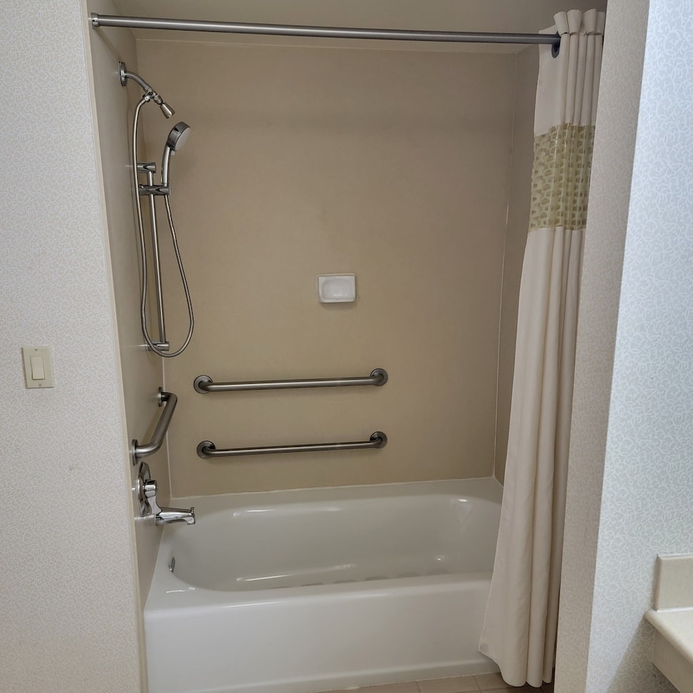 Suite, 1 King Bed, Accessible, Non Smoking photo 3