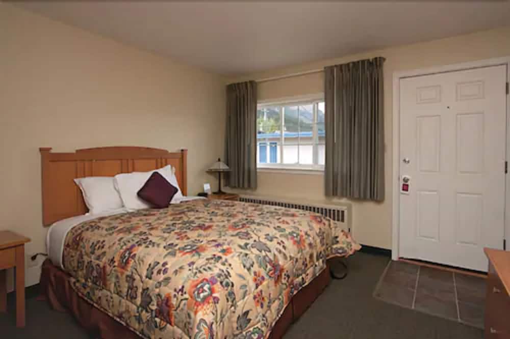 Standard Room, 1 Queen Bed photo 2
