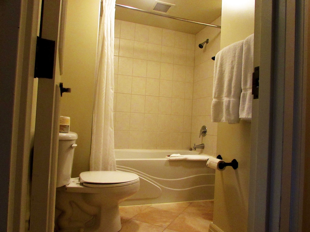 Standard Room, 2 Queen Beds, Non Smoking - Photo 6