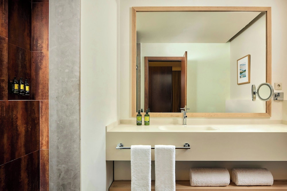 Suite, 3 Bedrooms, Balcony - Photo 19