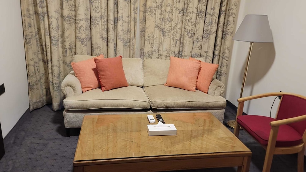Executive Suite - Photo 6