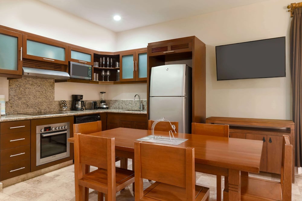Suite, 1 Bedroom (Master) - Photo 7