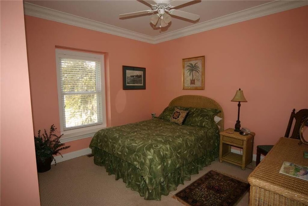 House, Multiple Beds (Pink Flamingo) photo 2
