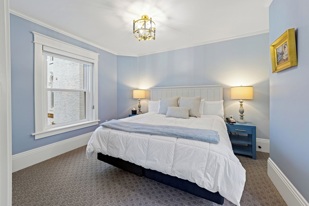Suite, 1 King Bed with Sofa bed