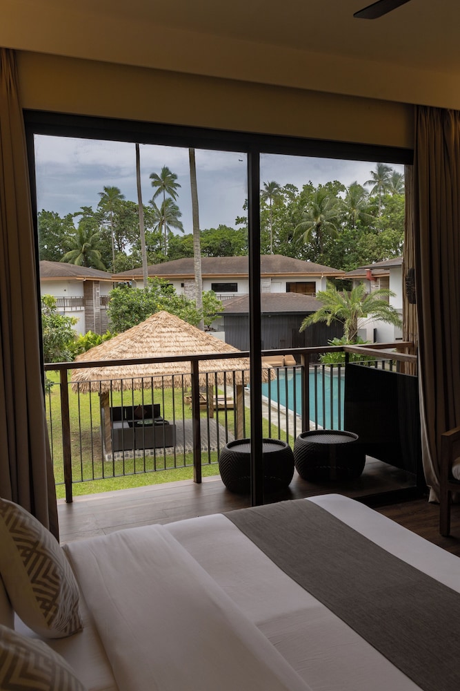 Deluxe Pool View - Photo 2
