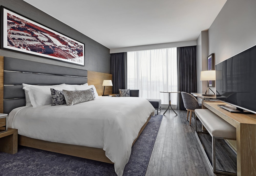 Premium Suite, 1 King Bed, Accessible (Mobility/Hearing/Roll in Shower) photo 2