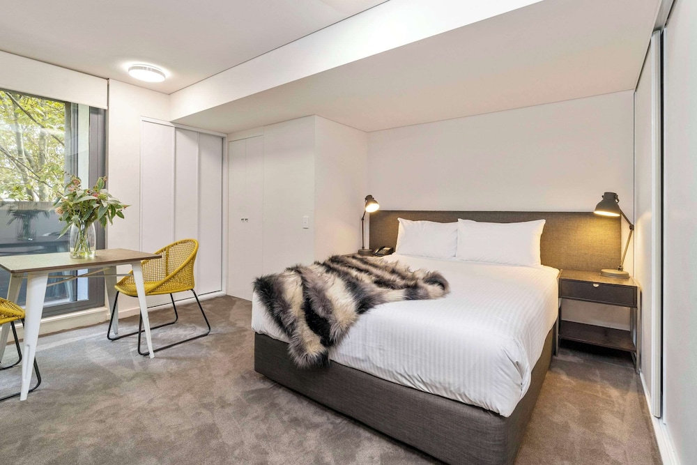 Standard Room, 1 Queen Bed, Non Smoking, Refrigerator & Microwave (Dishwasher) - Photo 1