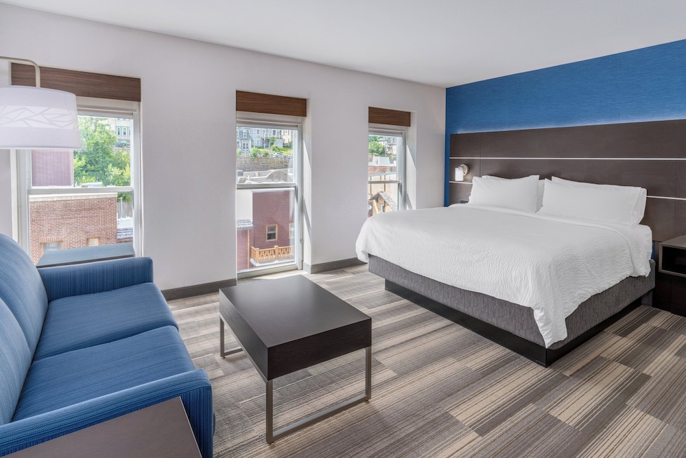 Suite, 1 King Bed - Photo 3