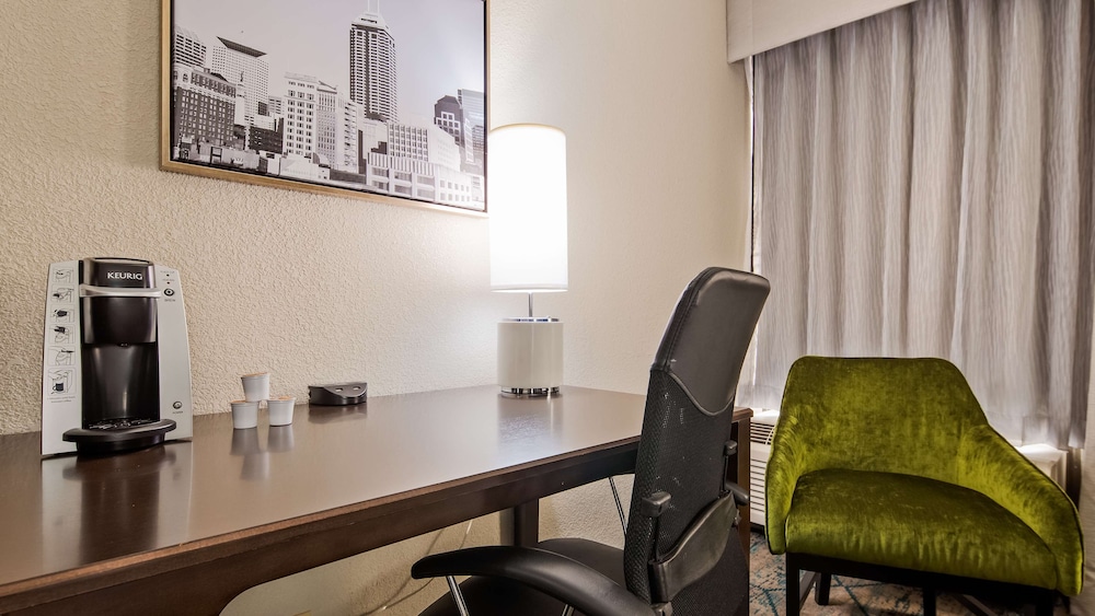 Standard Room, 1 King Bed, Accessible, Refrigerator & Microwave (Refrigerator & Microwave) - Photo 4