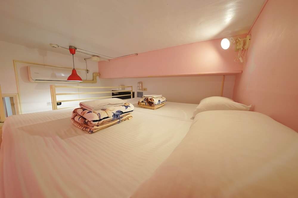 Gallery Quadruple Room, 1 Bedroom, No Windows photo 2