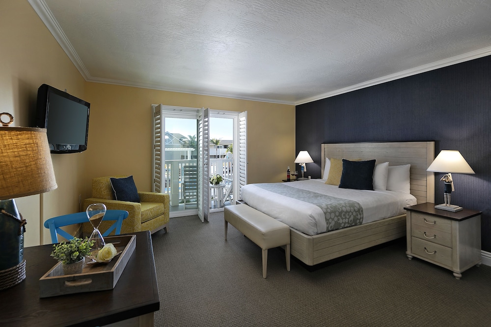 Suite, 1 King Bed with Sofa bed, Patio, Oceanfront (Pet-Friendly) photo 1