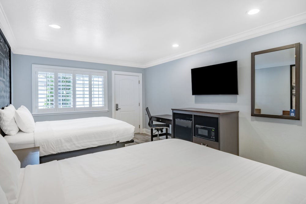 Basic Room, 2 Queen Beds - Photo 3