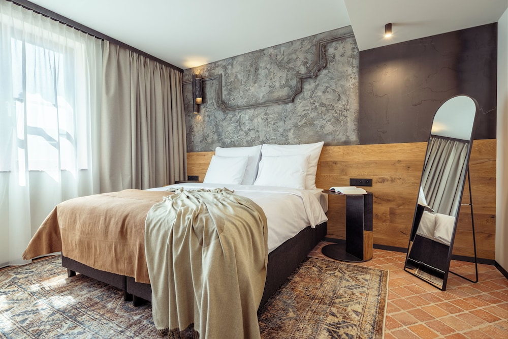 Suite - Photo 2