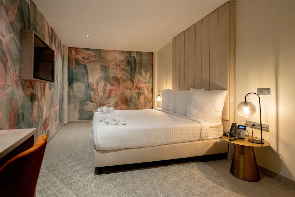 Double or Twin Room, 1 King Bed, No Windows