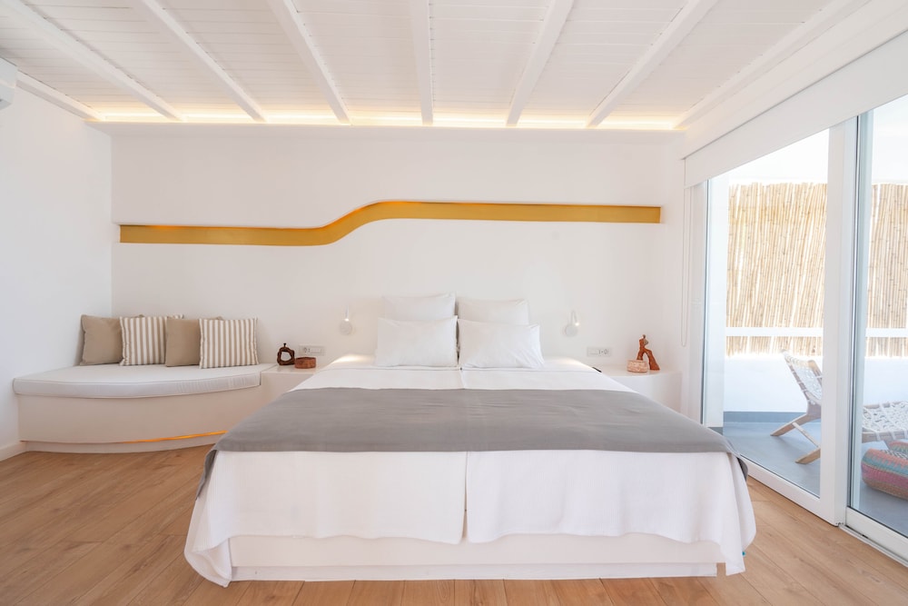 Junior Studio Suite, 1 King Bed, Balcony, Sea View photo 1