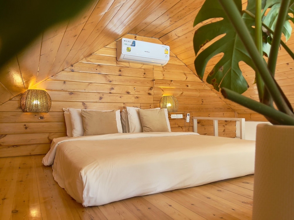 Beachfront Deluxe Bungalow photo 3