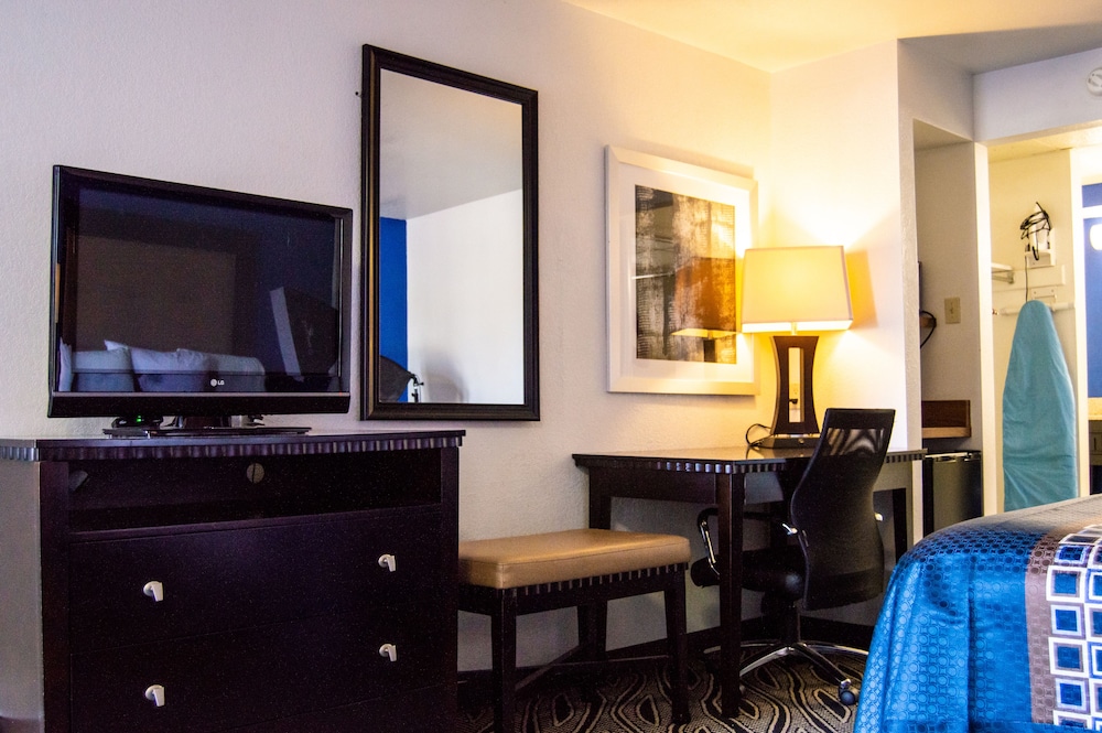 Standard Room, 1 King Bed, Accessible photo 3