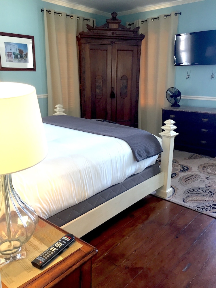 Signature Room, 1 King Bed with Sofa bed, Non Smoking (McGuire Suite) photo 3