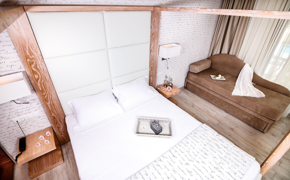 Deluxe Suite (Notos, 3 Adults + 1 Child)