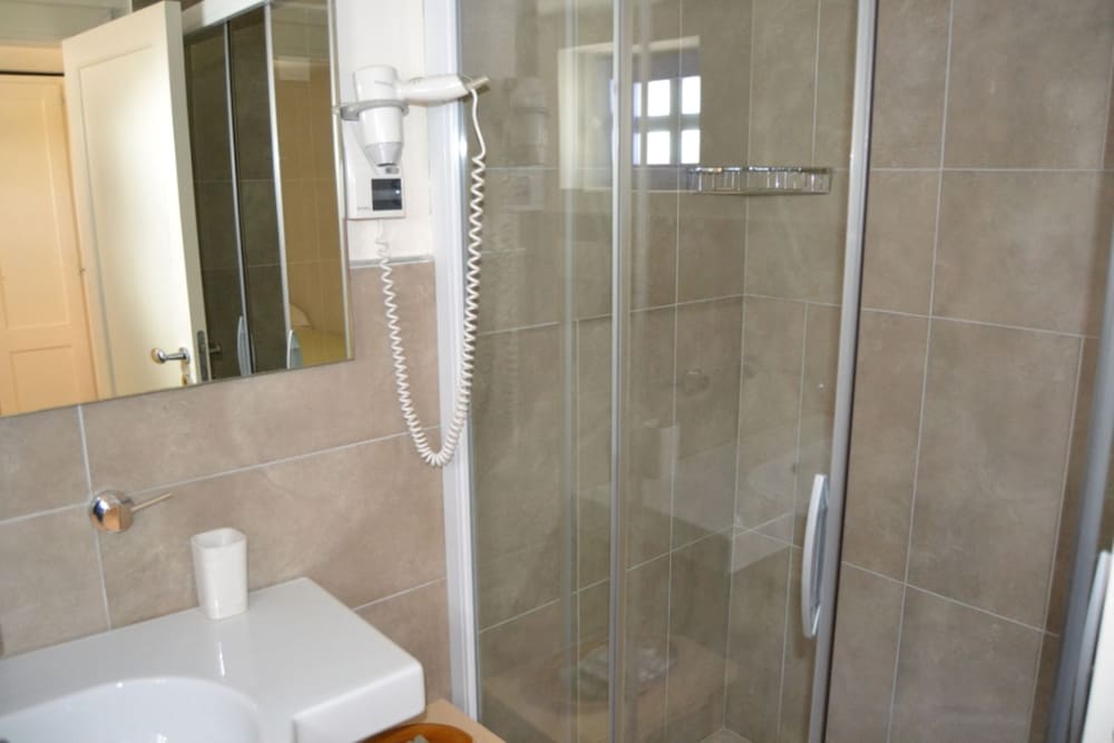 Standard Triple Room - Photo 6