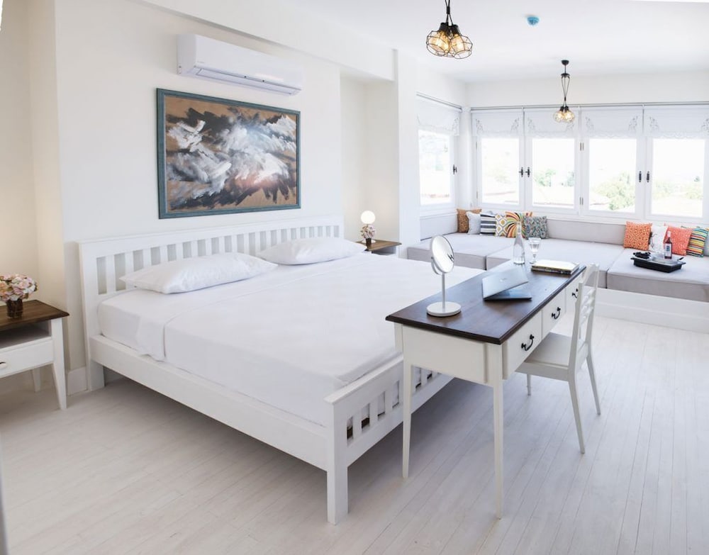 Bay Window Room