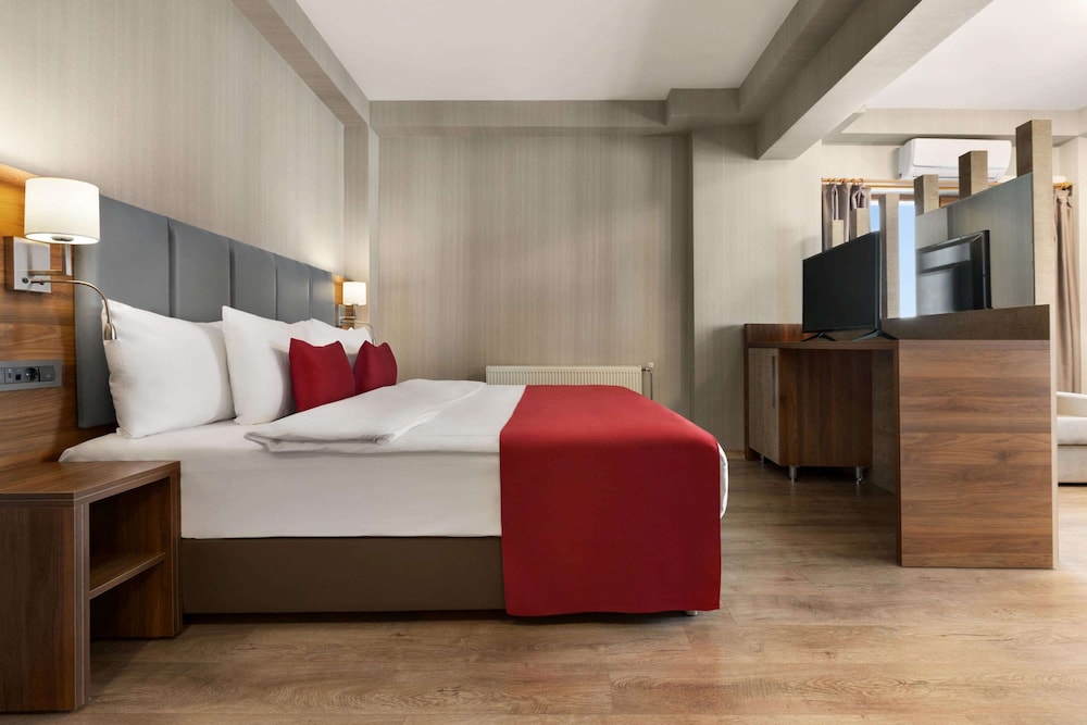 Junior Suite, 1 King Bed, Non Smoking - Photo 1