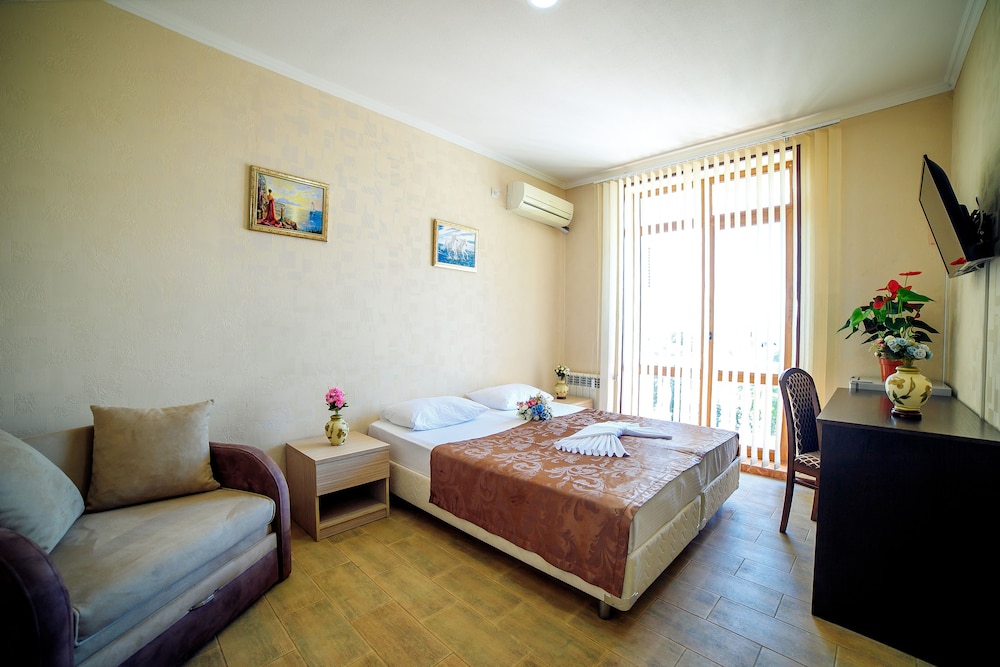 Basic Triple Room, City View photo 1