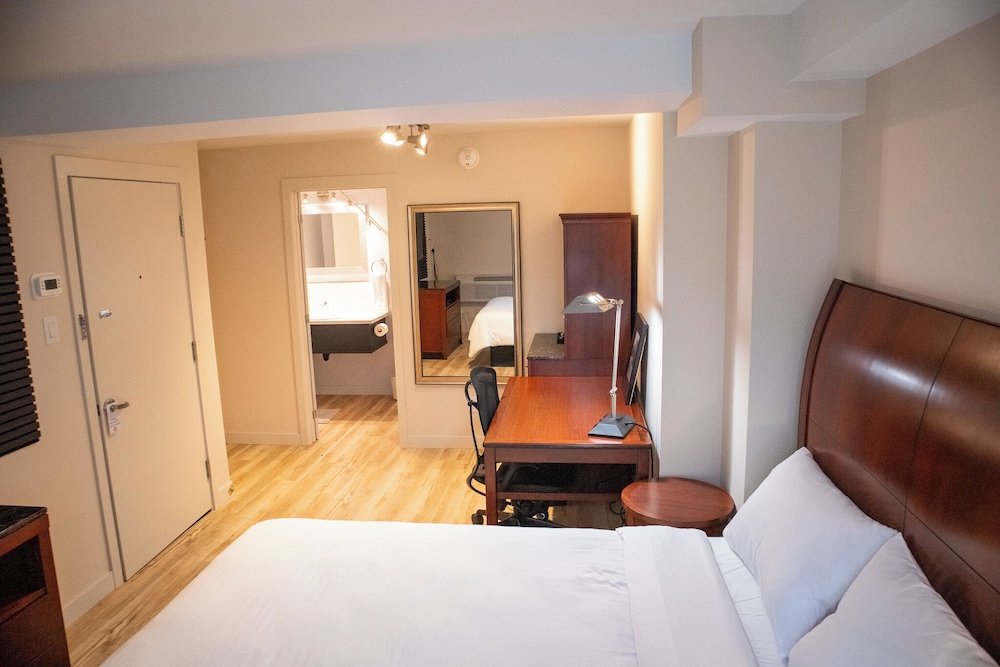 Standard Room, 1 Queen Bed, Non Smoking, Housekeeping photo 3