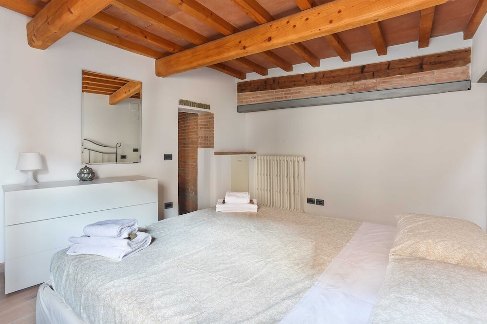 Basic Apartment, Multiple Beds